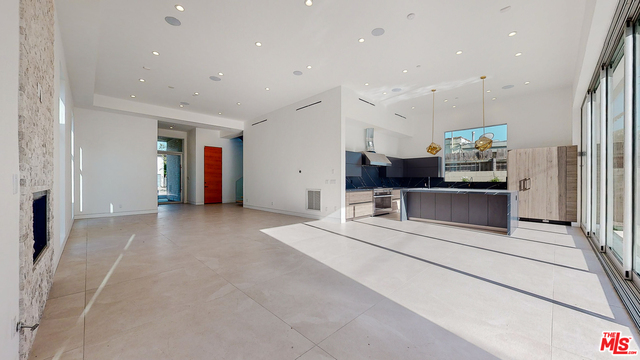 453 N KINGS RD