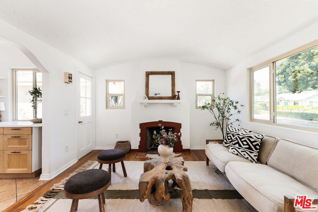 1065 N El Molino Ave