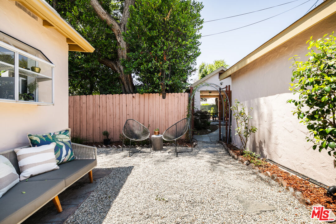 1065 N El Molino Ave