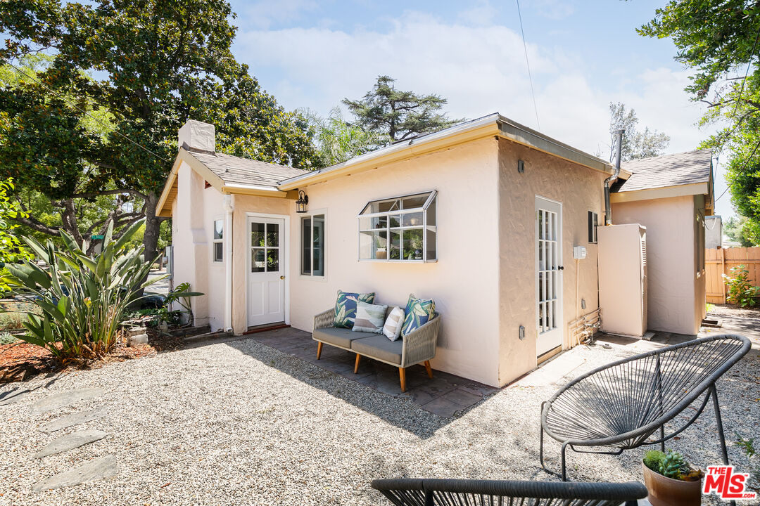 1065 N El Molino Ave
