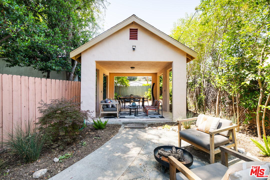 1065 N El Molino Ave