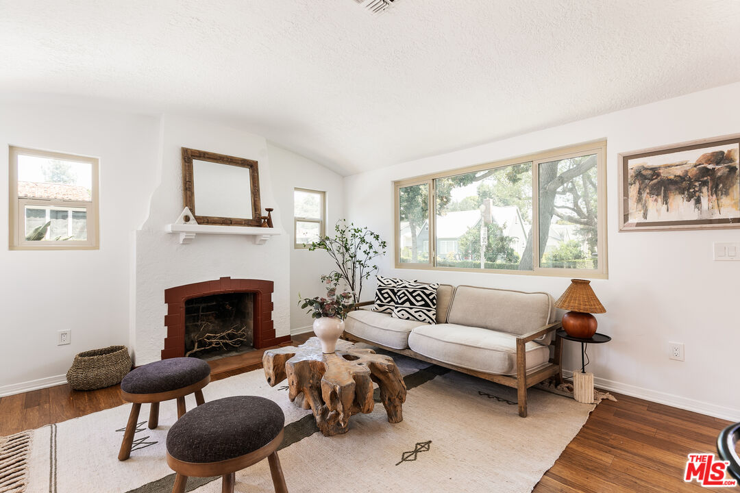 1065 N El Molino Ave