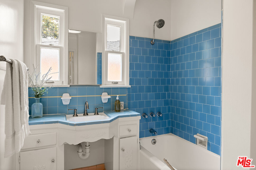 5539 Ventura Canyon Ave