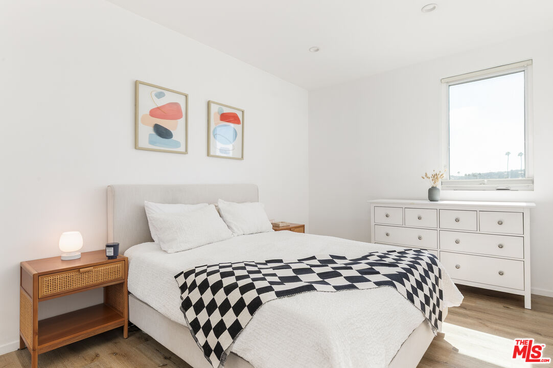 2652 S Mansfield Ave