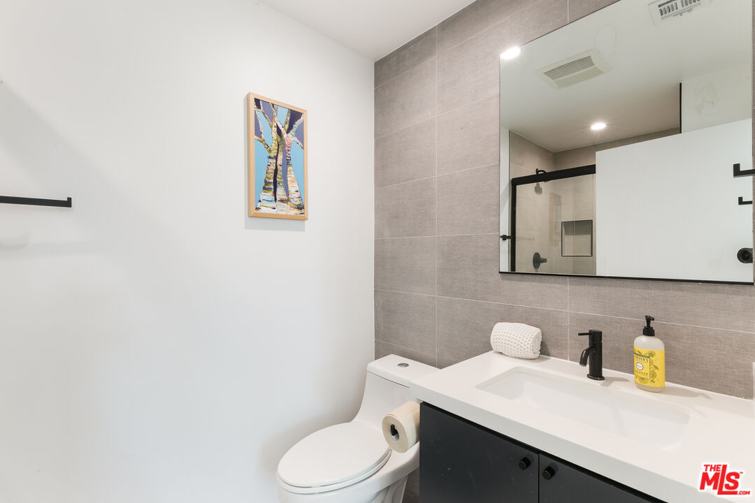 2652 S Mansfield Ave