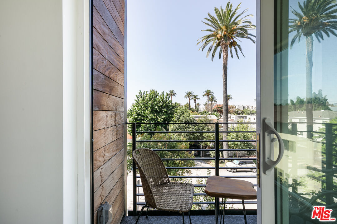 2652 S Mansfield Ave