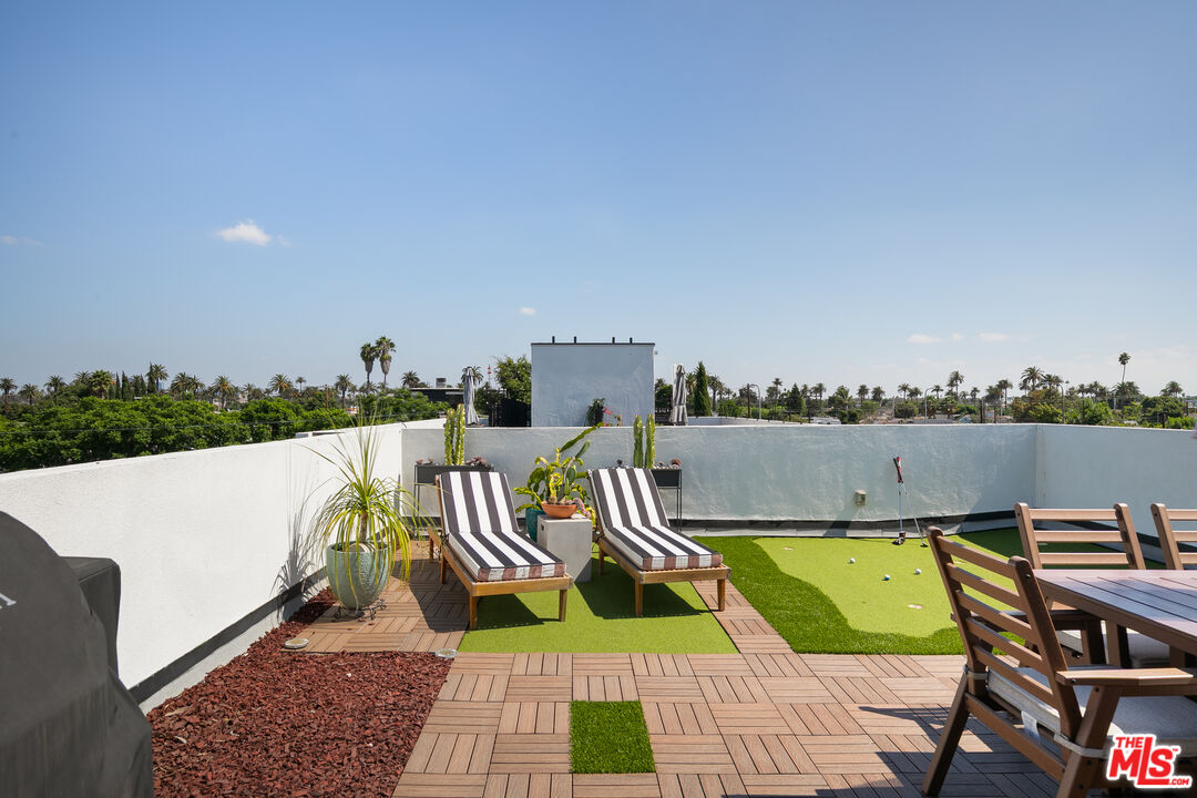 2652 S Mansfield Ave