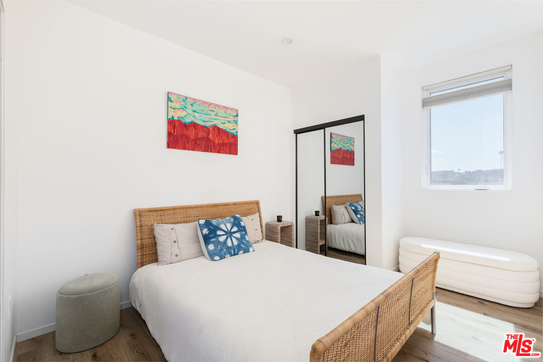 2652 S Mansfield Ave