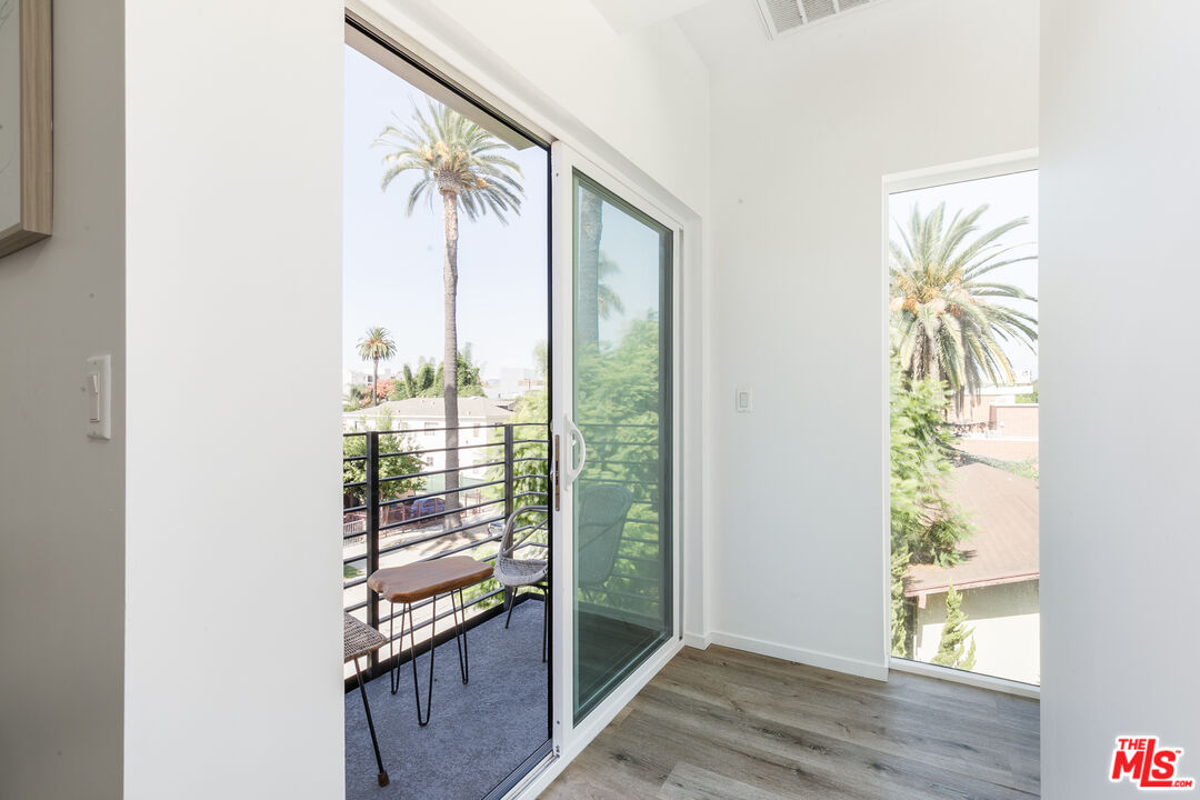 2652 S Mansfield Ave