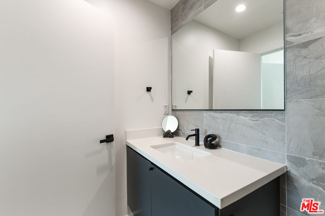 2652 S Mansfield Ave