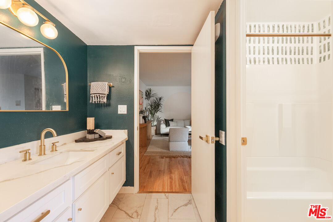 532 N Rossmore Ave Unit: 406