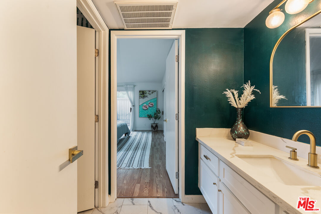 532 N Rossmore Ave Unit: 406
