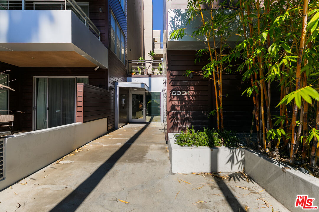 6001 Carlton Way Unit: 105