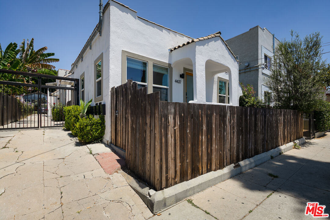 4437 Lockwood Ave