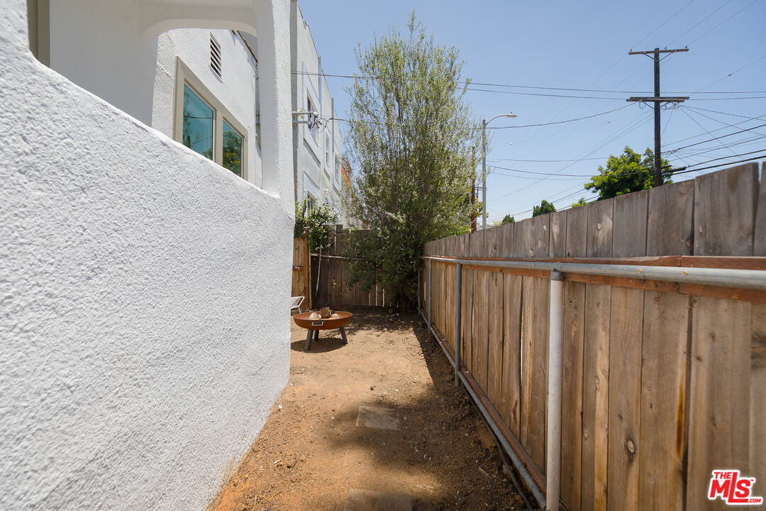 4437 Lockwood Ave