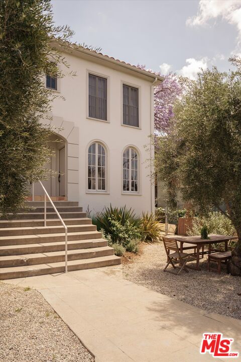 852 Hyperion Ave
