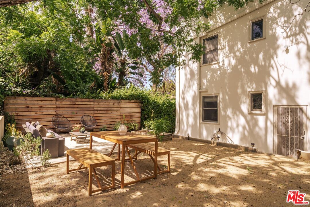852 Hyperion Ave