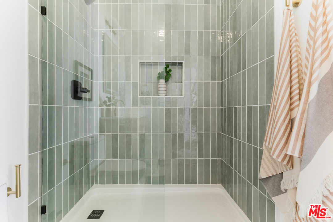 1221 5th Ave Unit: 4