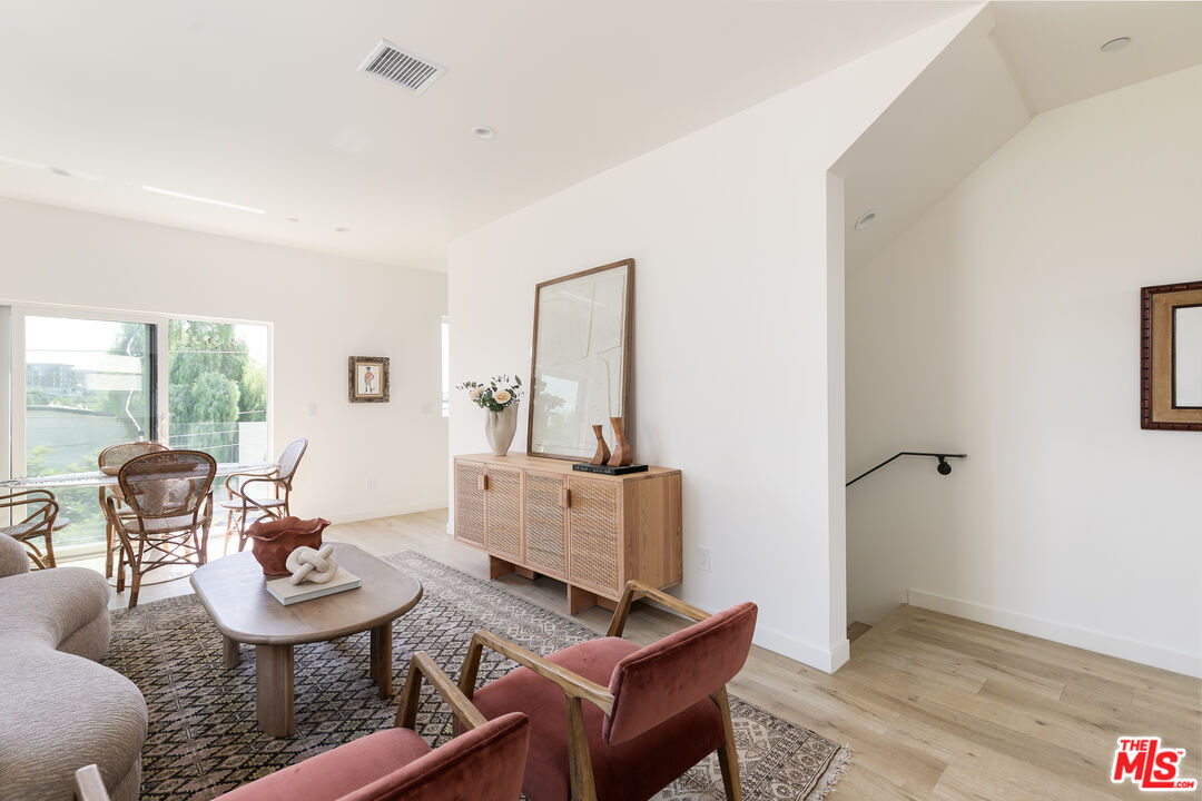 3413 Bellevue Ave