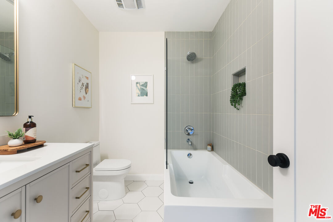4412 Finley Ave Unit: 4