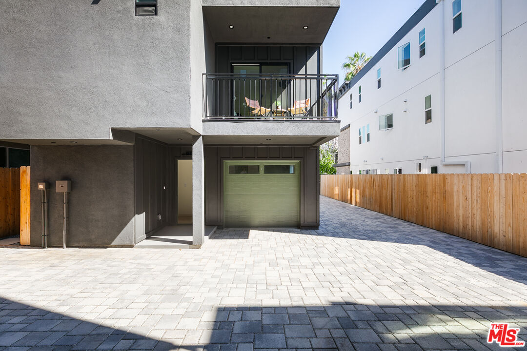 1231 N June St