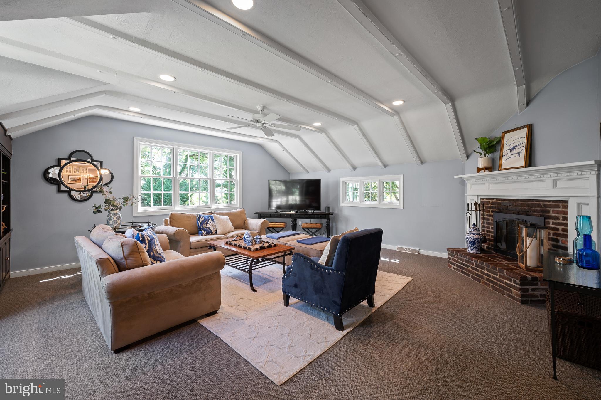 659 Clovelly LANE