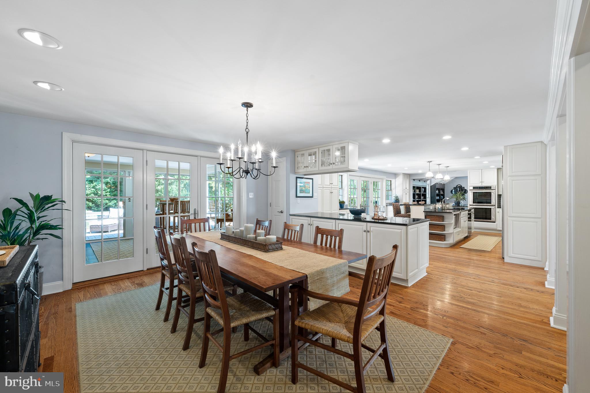 659 Clovelly LANE