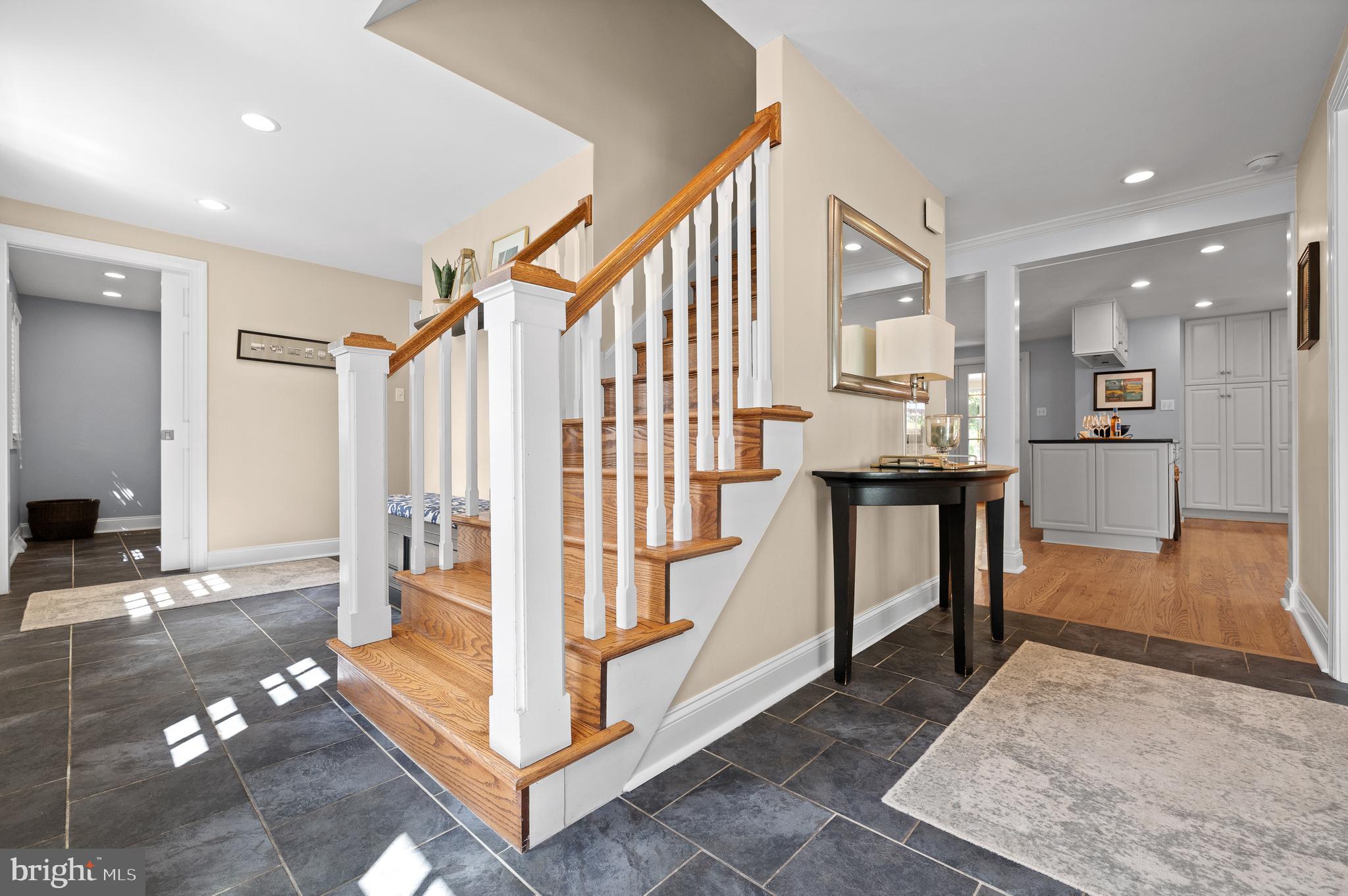 659 Clovelly LANE
