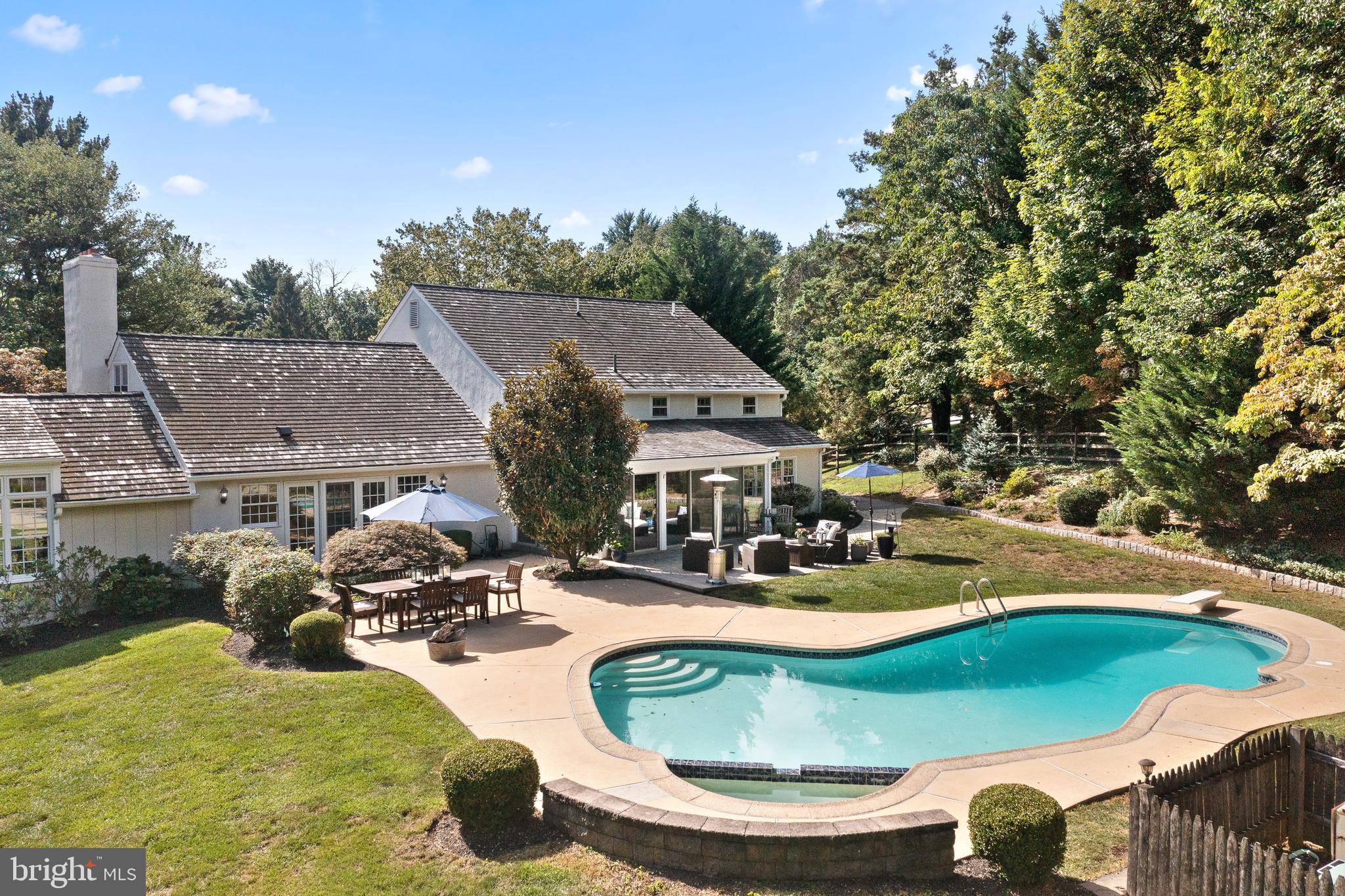 659 Clovelly LANE