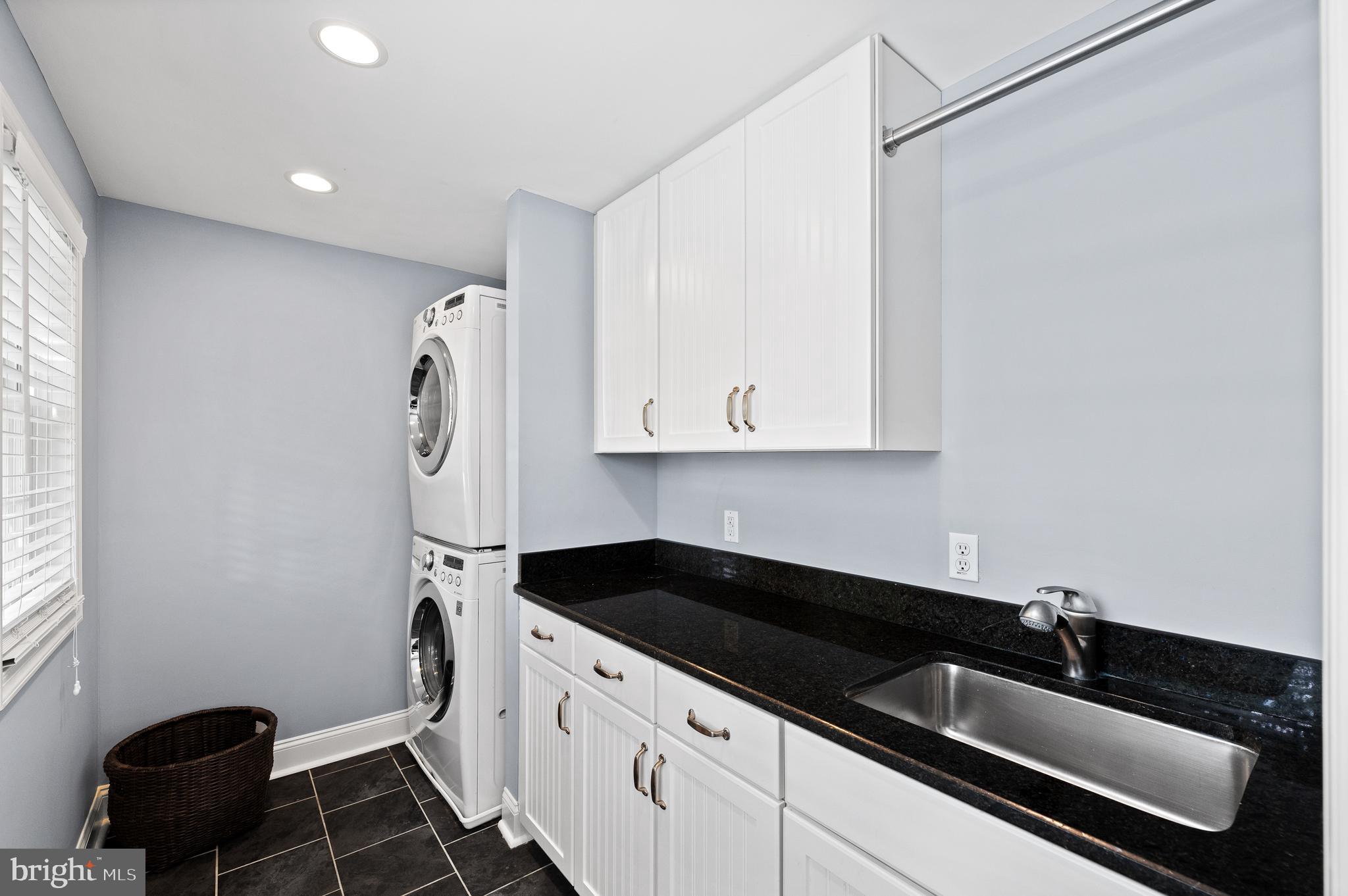 659 Clovelly LANE
