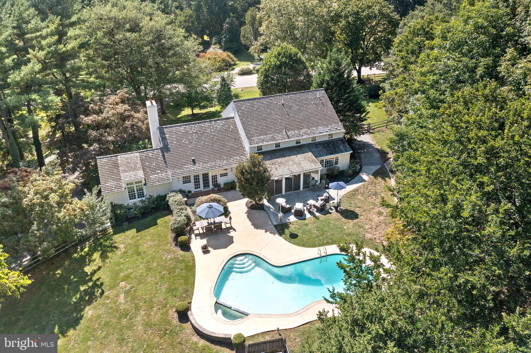 659 Clovelly LANE