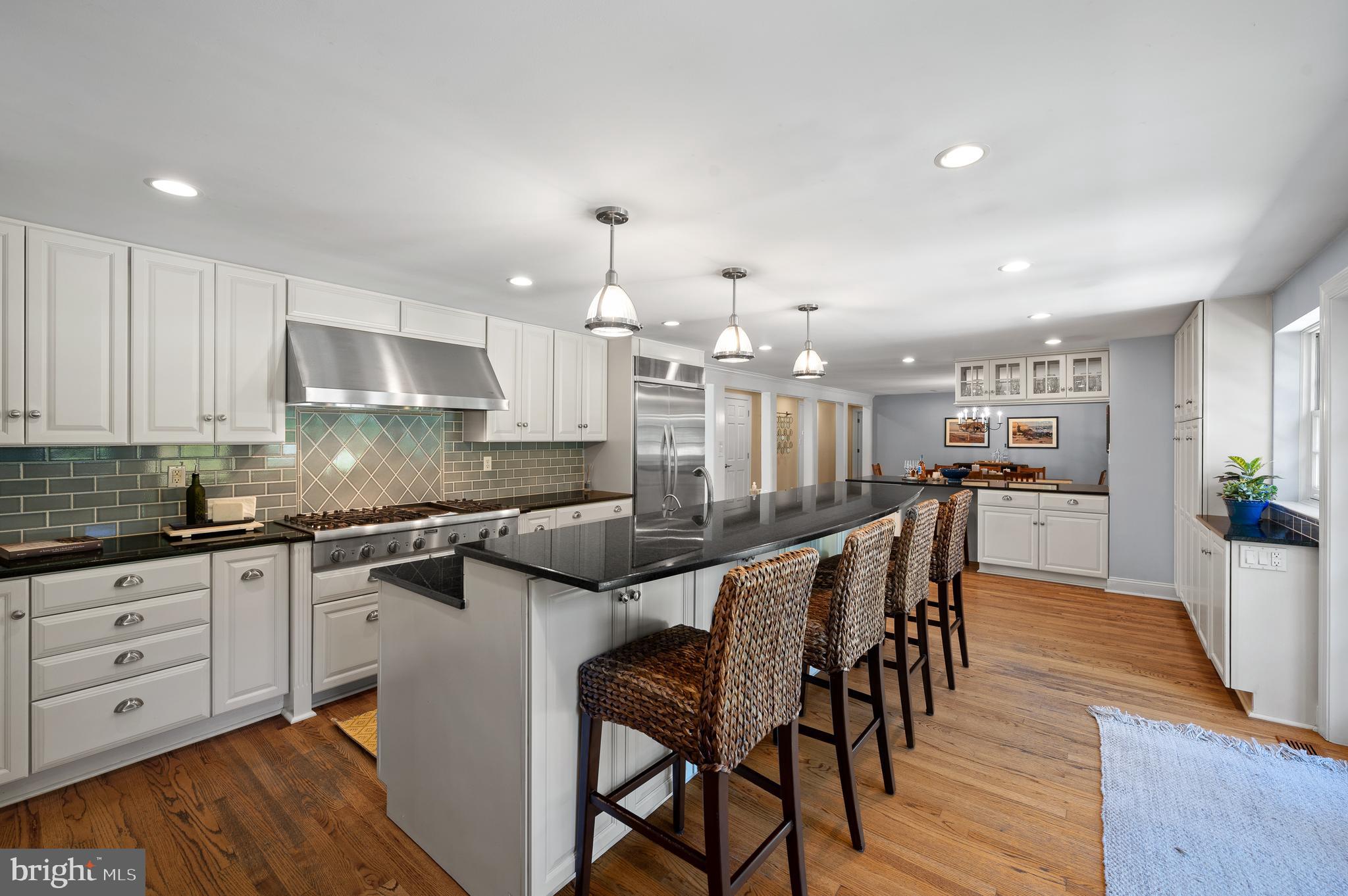 659 Clovelly LANE