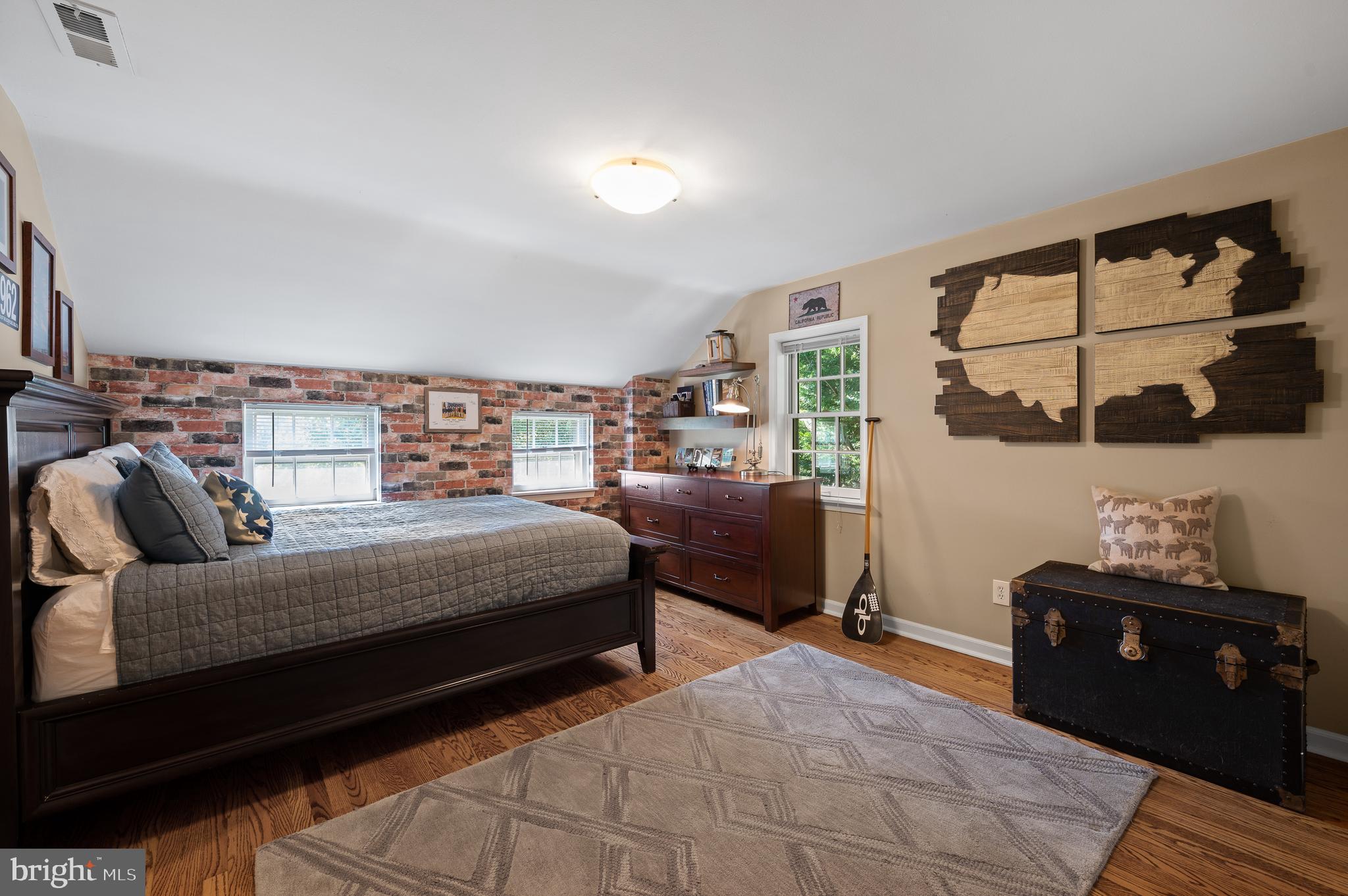 659 Clovelly LANE