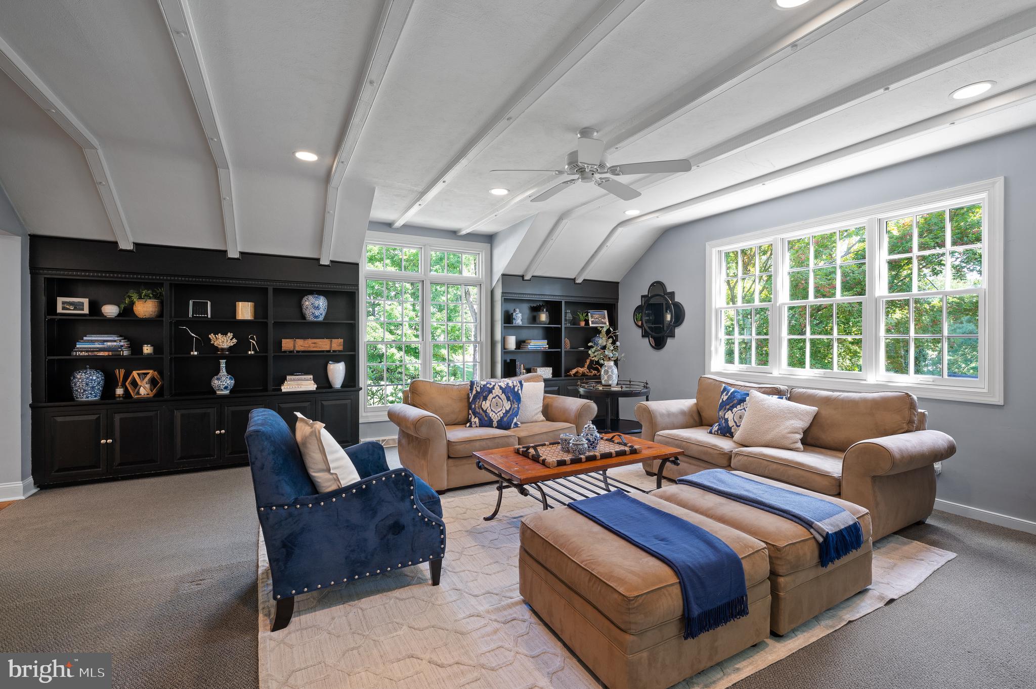 659 Clovelly LANE