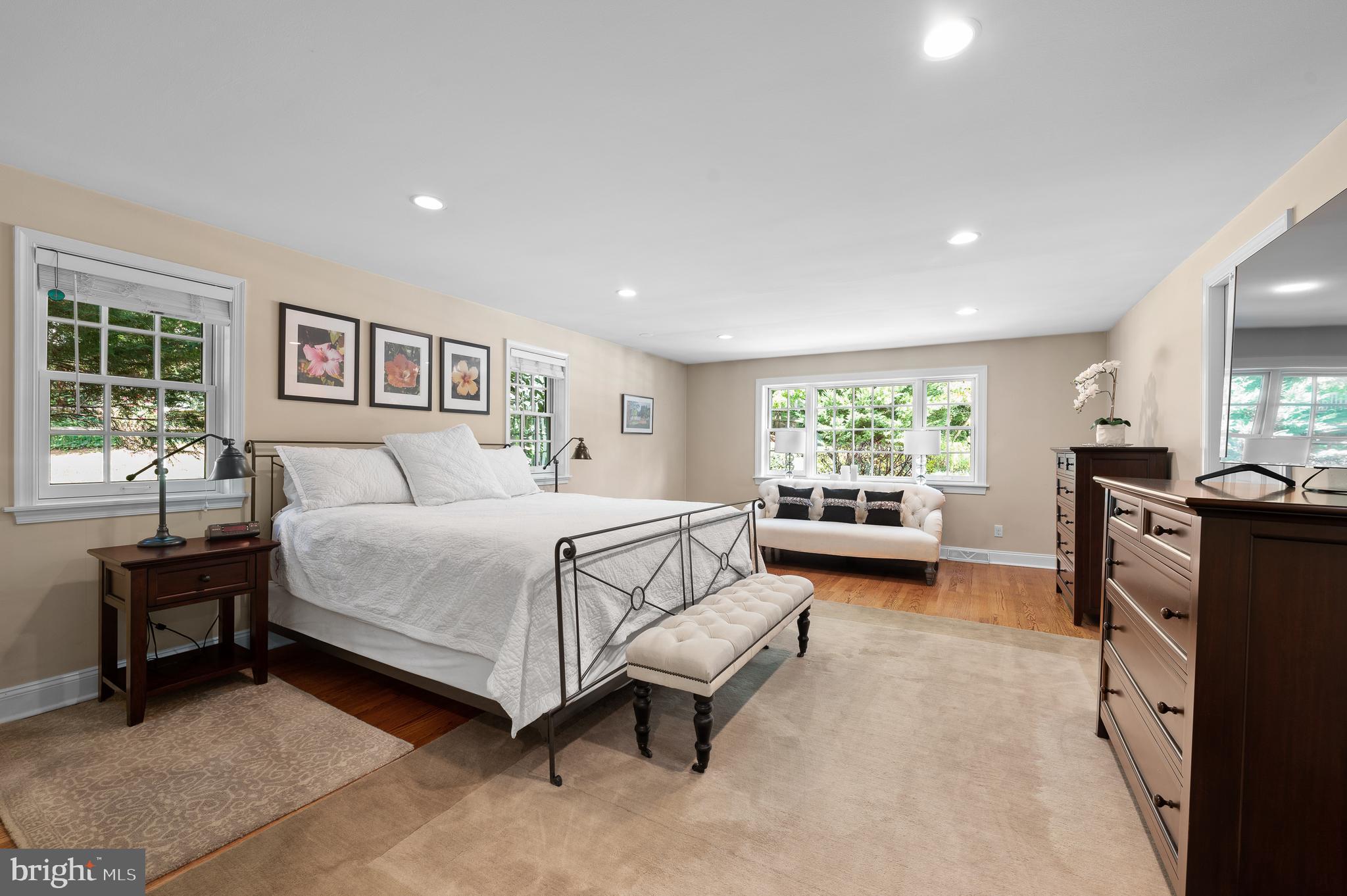 659 Clovelly LANE