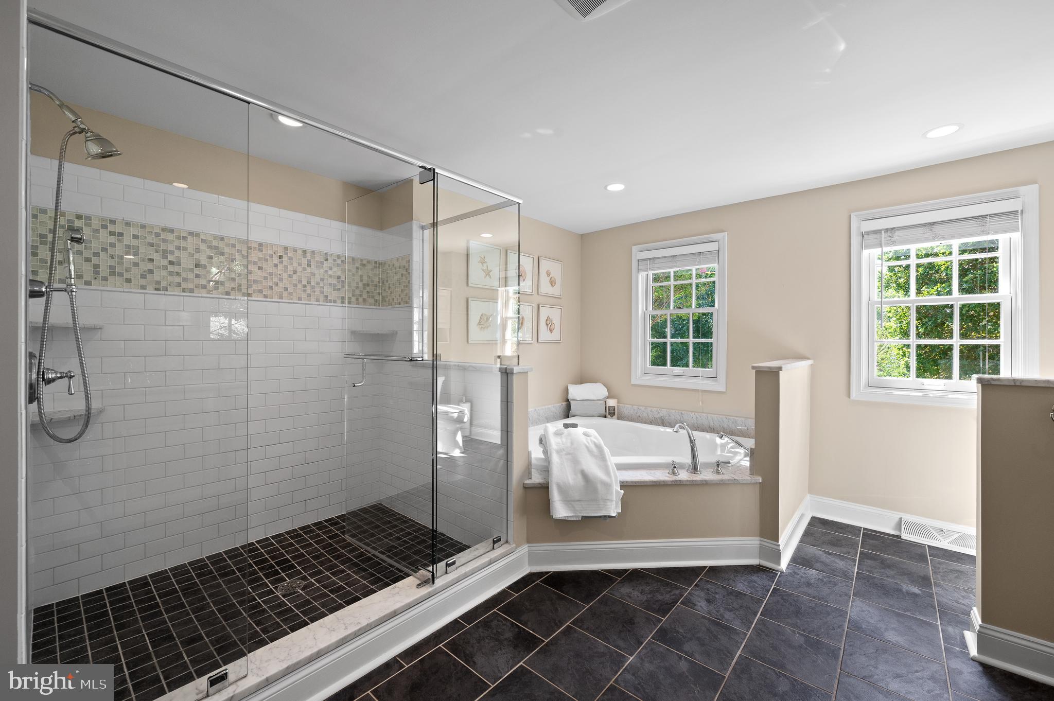 659 Clovelly LANE