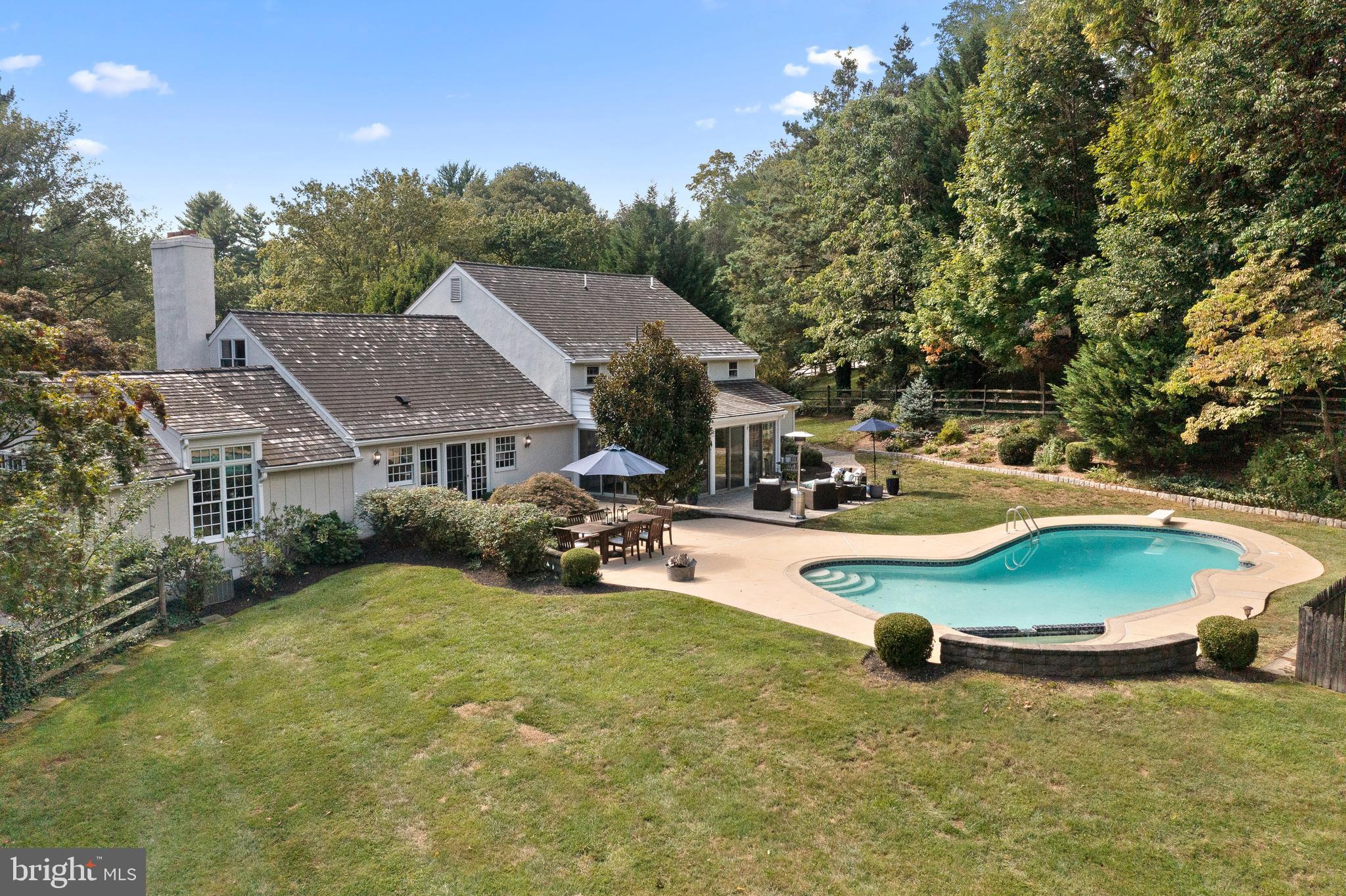 659 Clovelly LANE