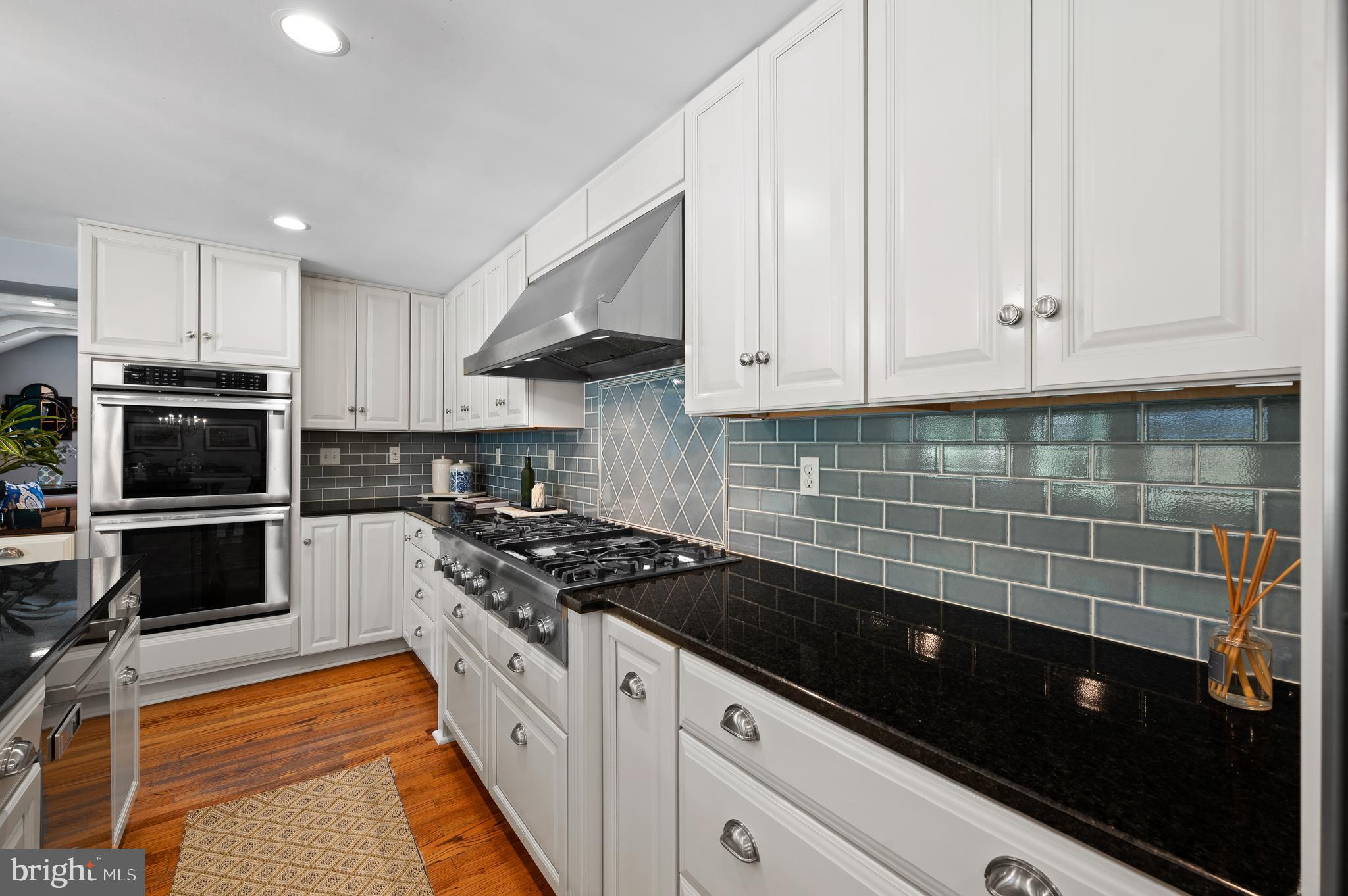 659 Clovelly LANE