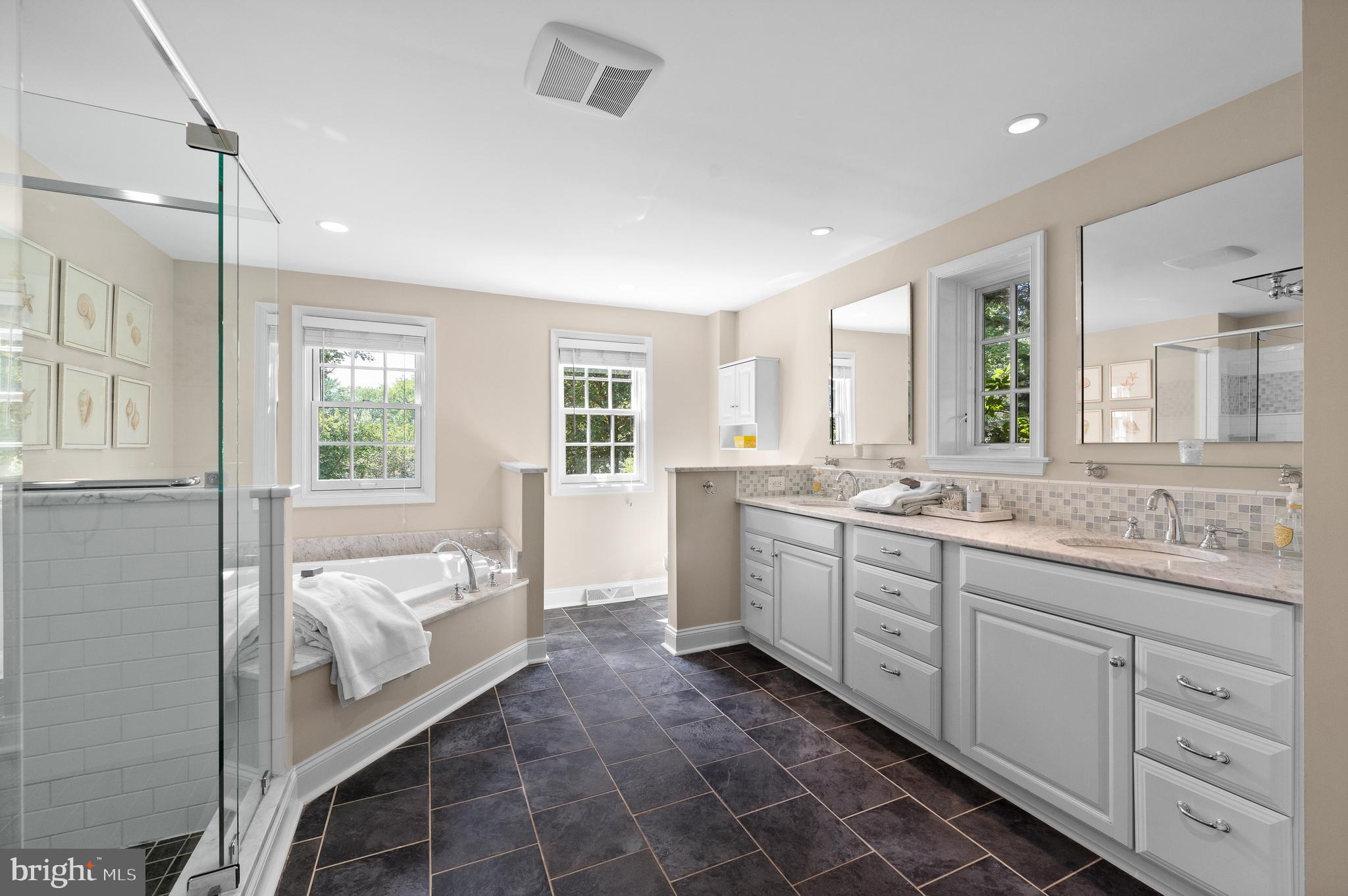 659 Clovelly LANE