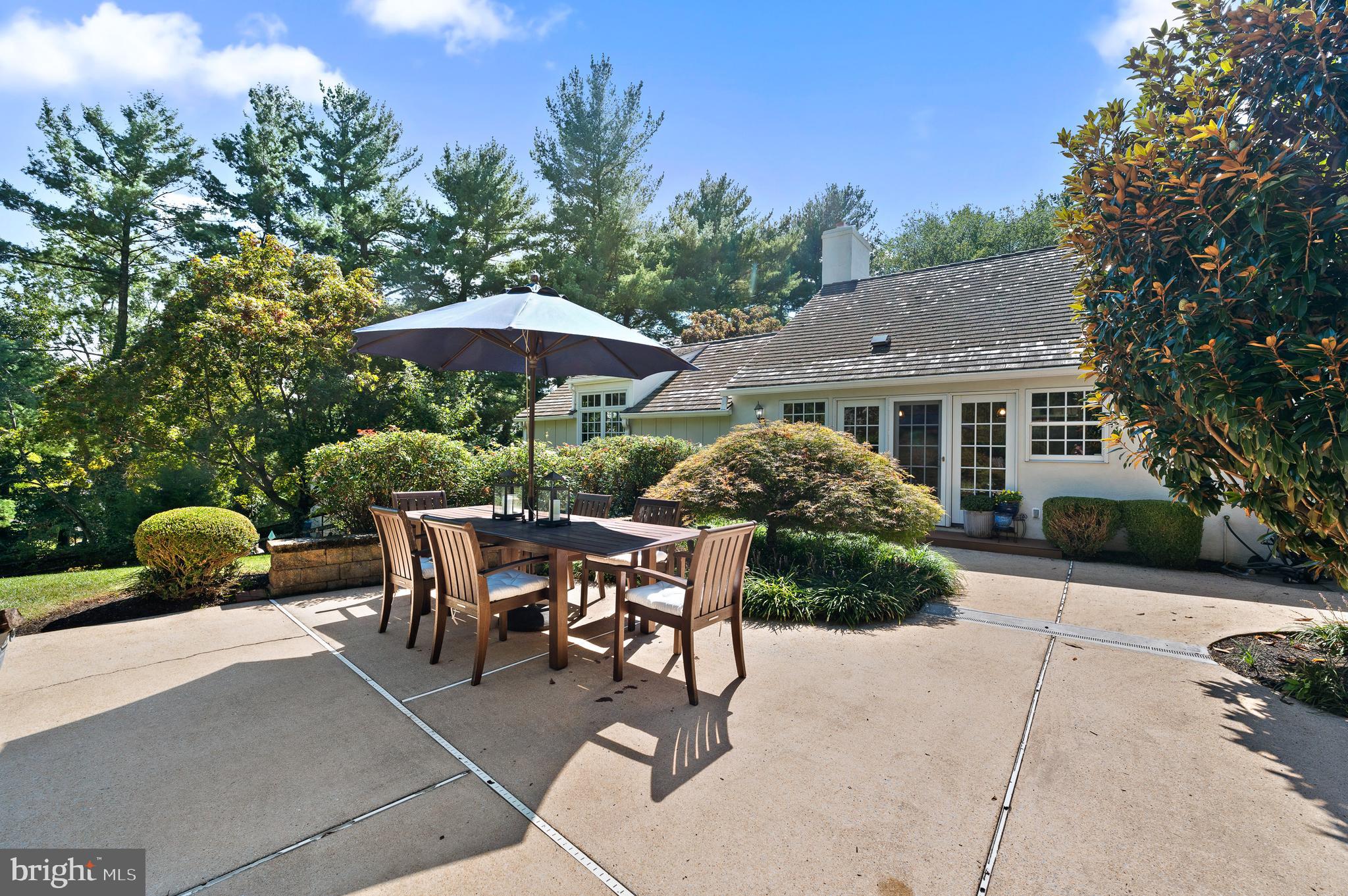 659 Clovelly LANE