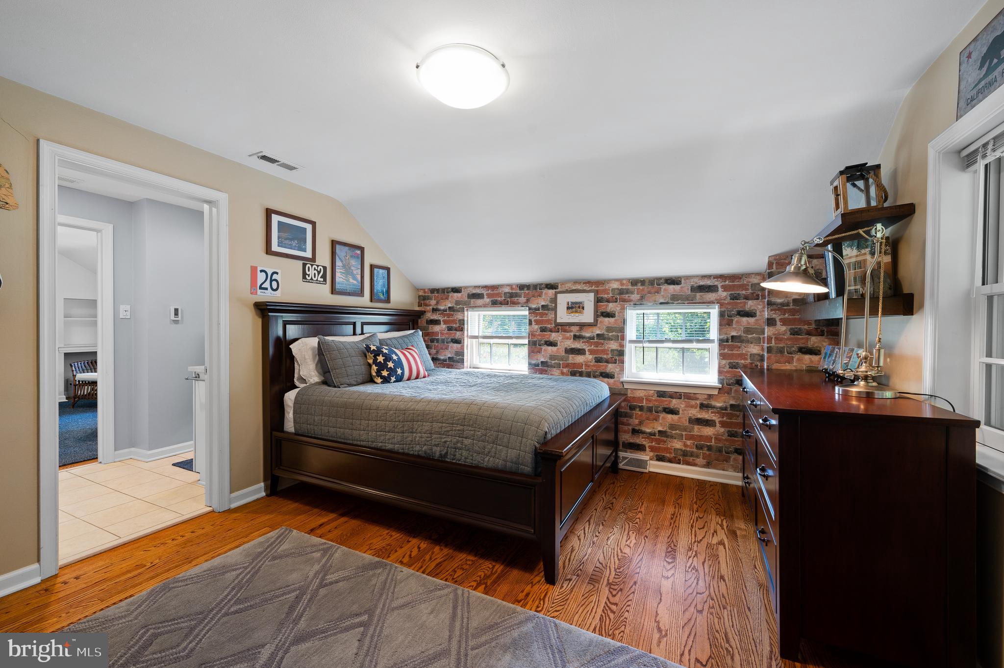 659 Clovelly LANE