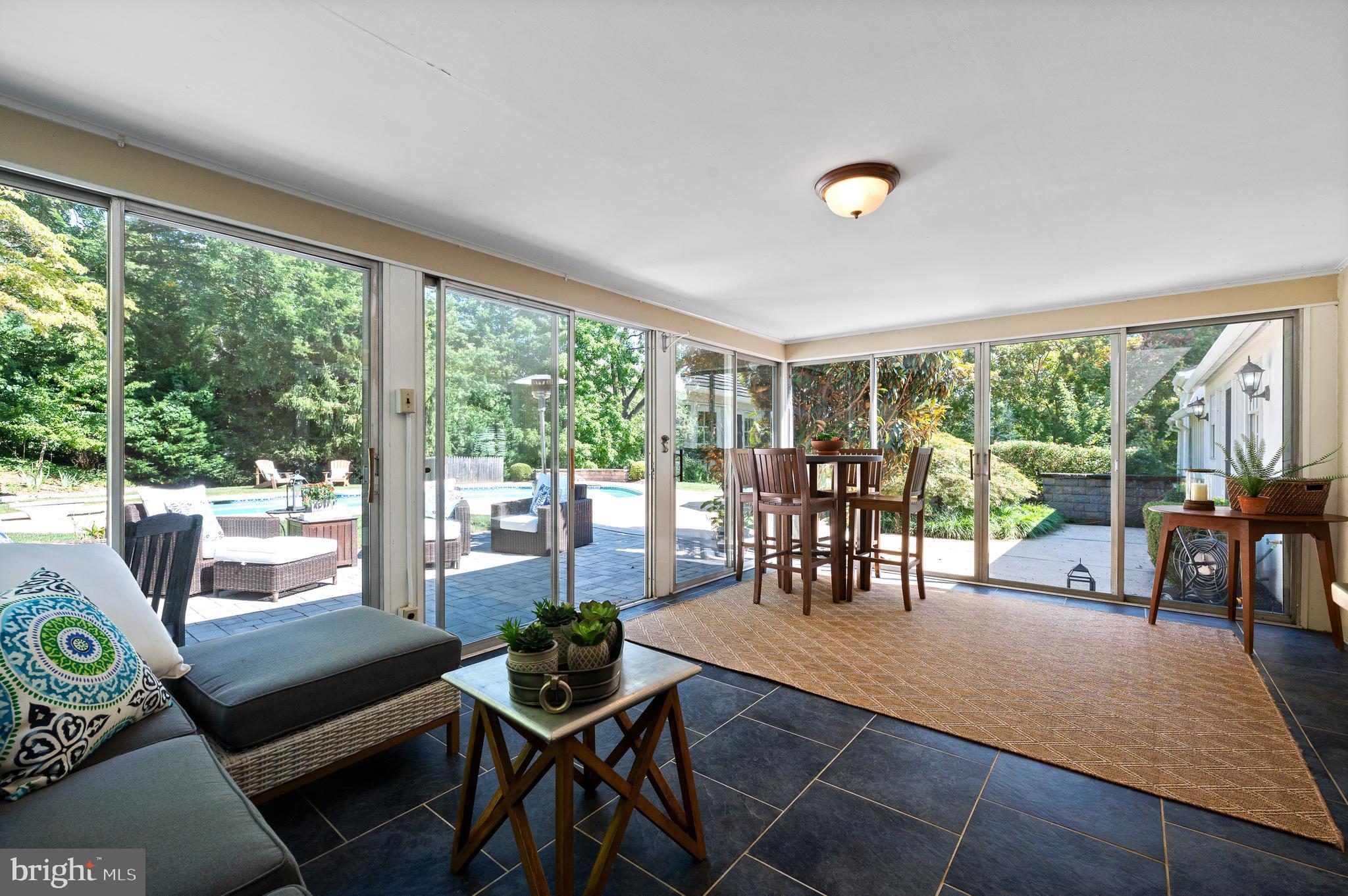 659 Clovelly LANE
