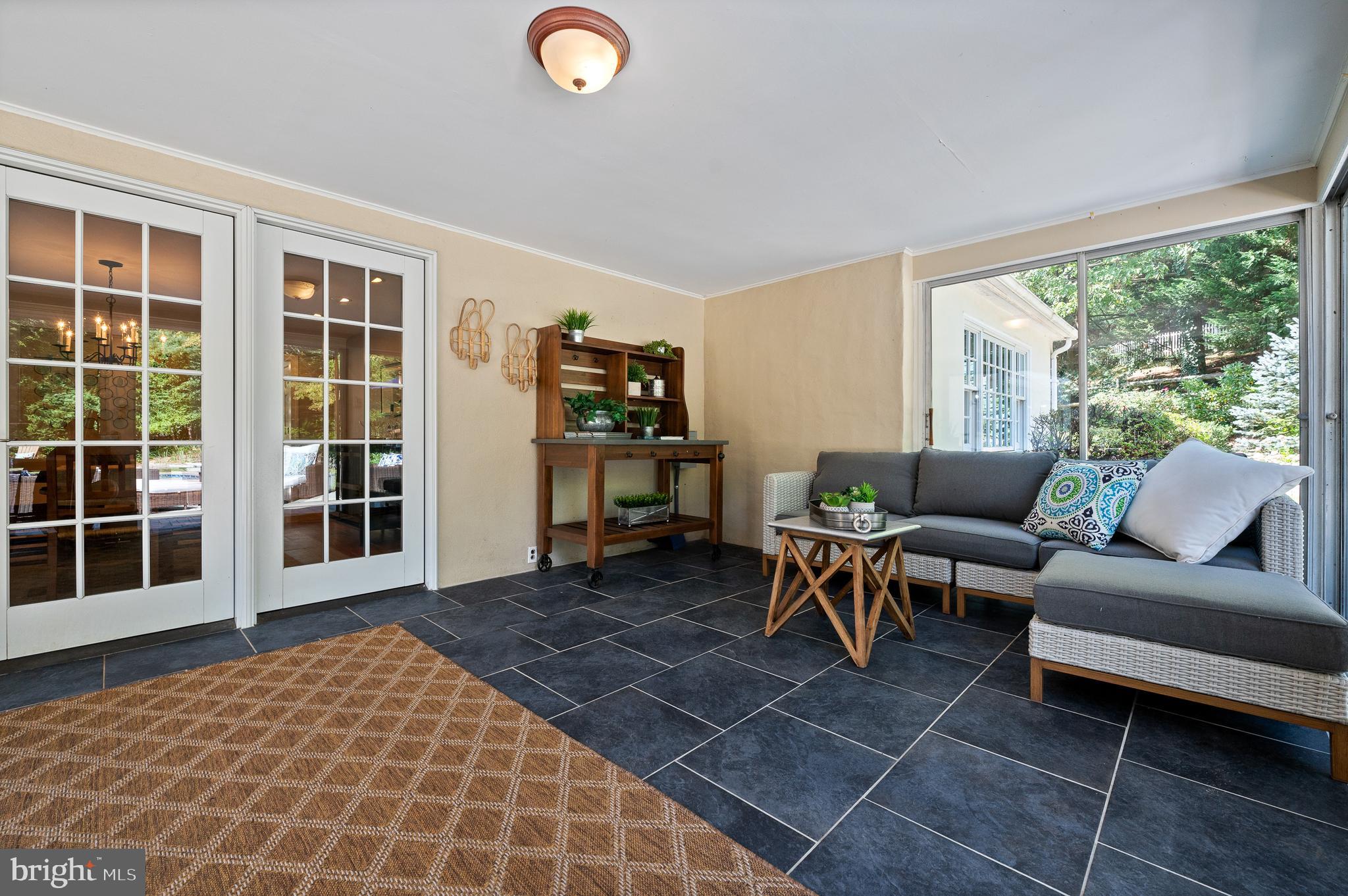 659 Clovelly LANE