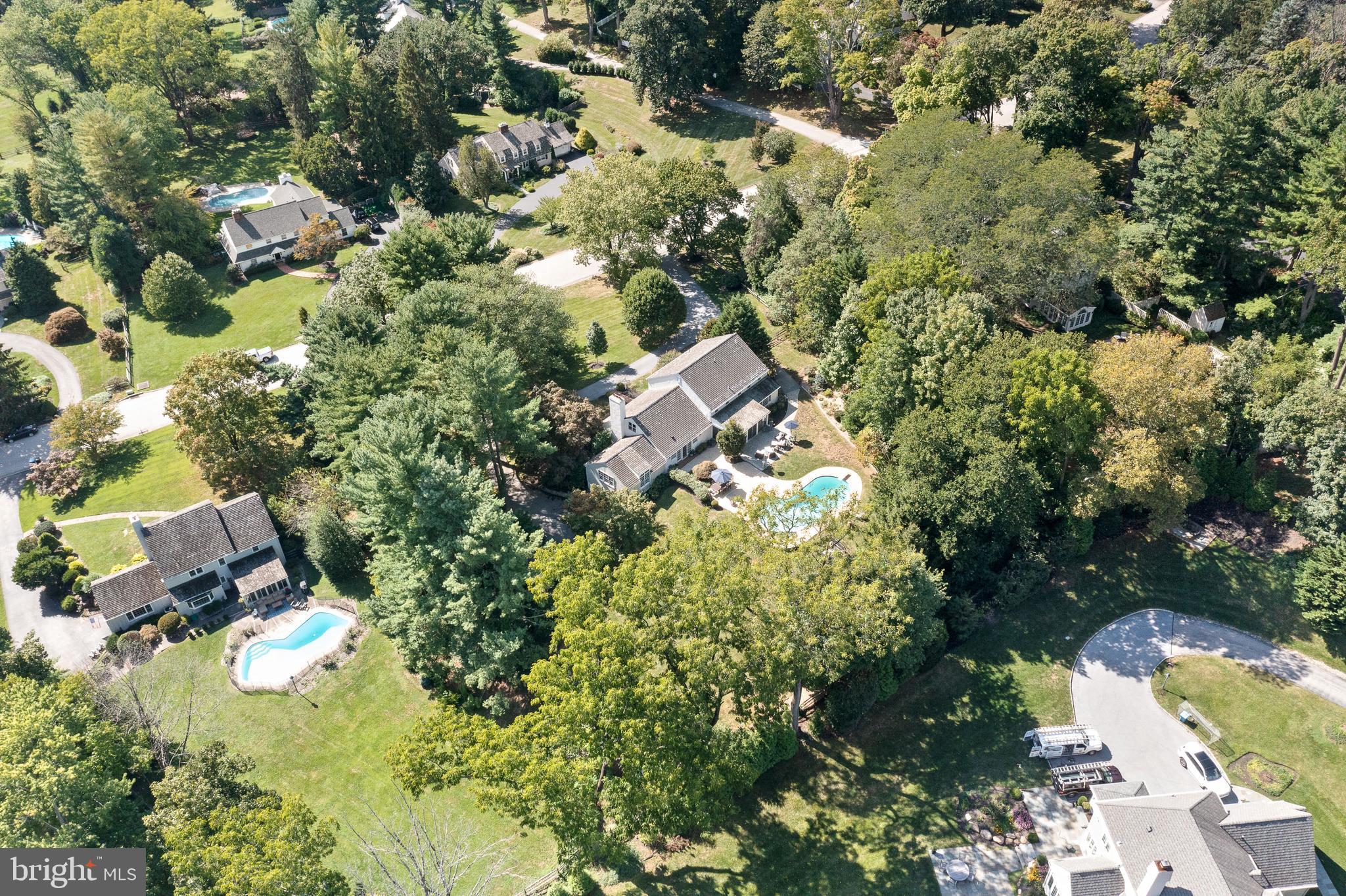 659 Clovelly LANE