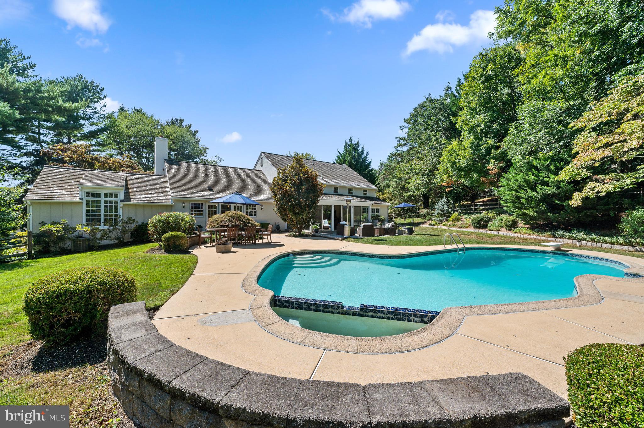 659 Clovelly LANE