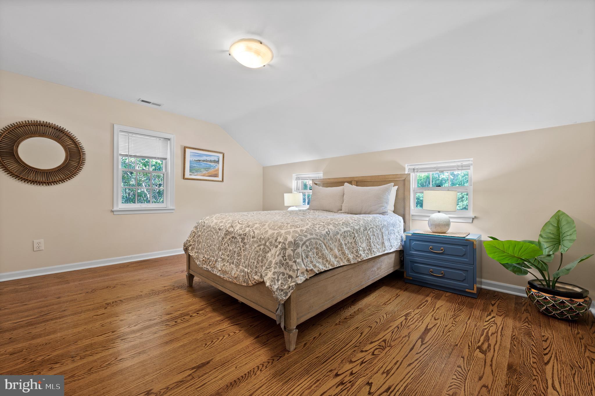 659 Clovelly LANE