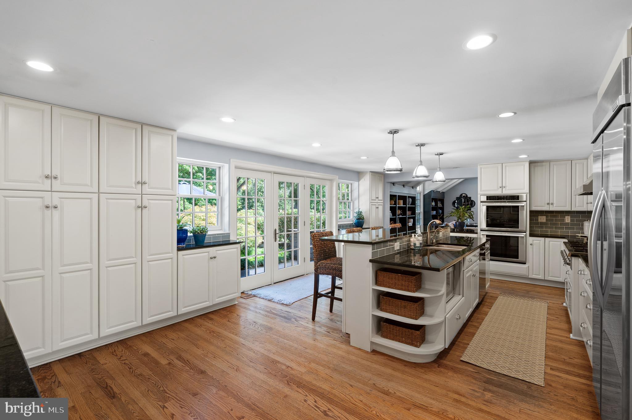 659 Clovelly LANE