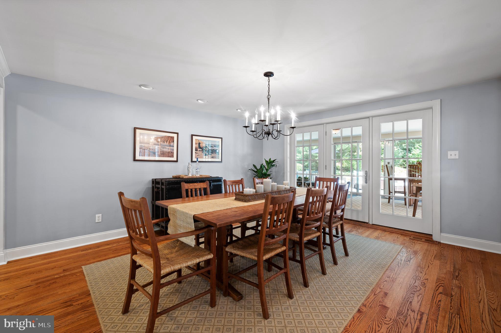 659 Clovelly LANE