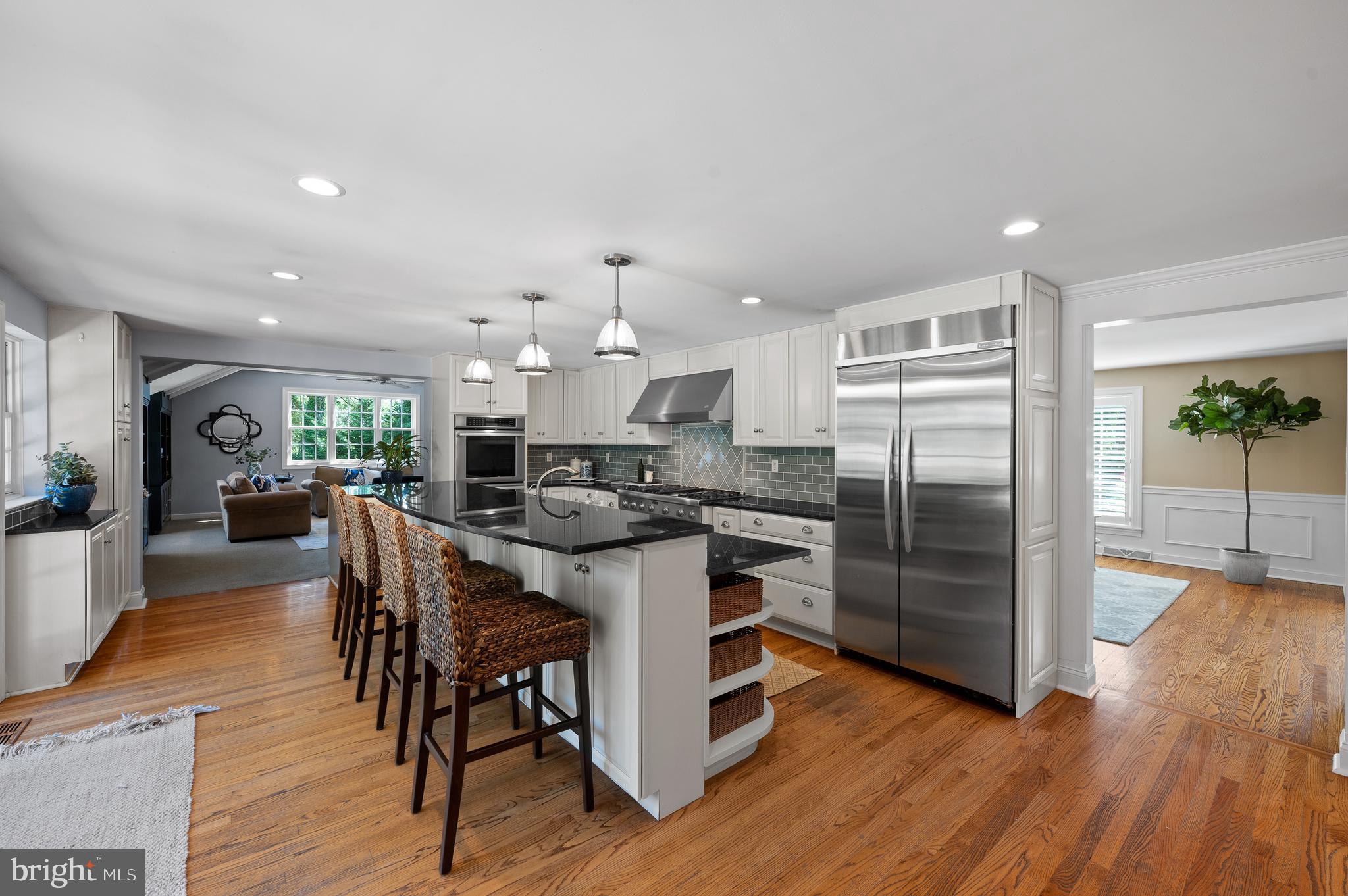 659 Clovelly LANE