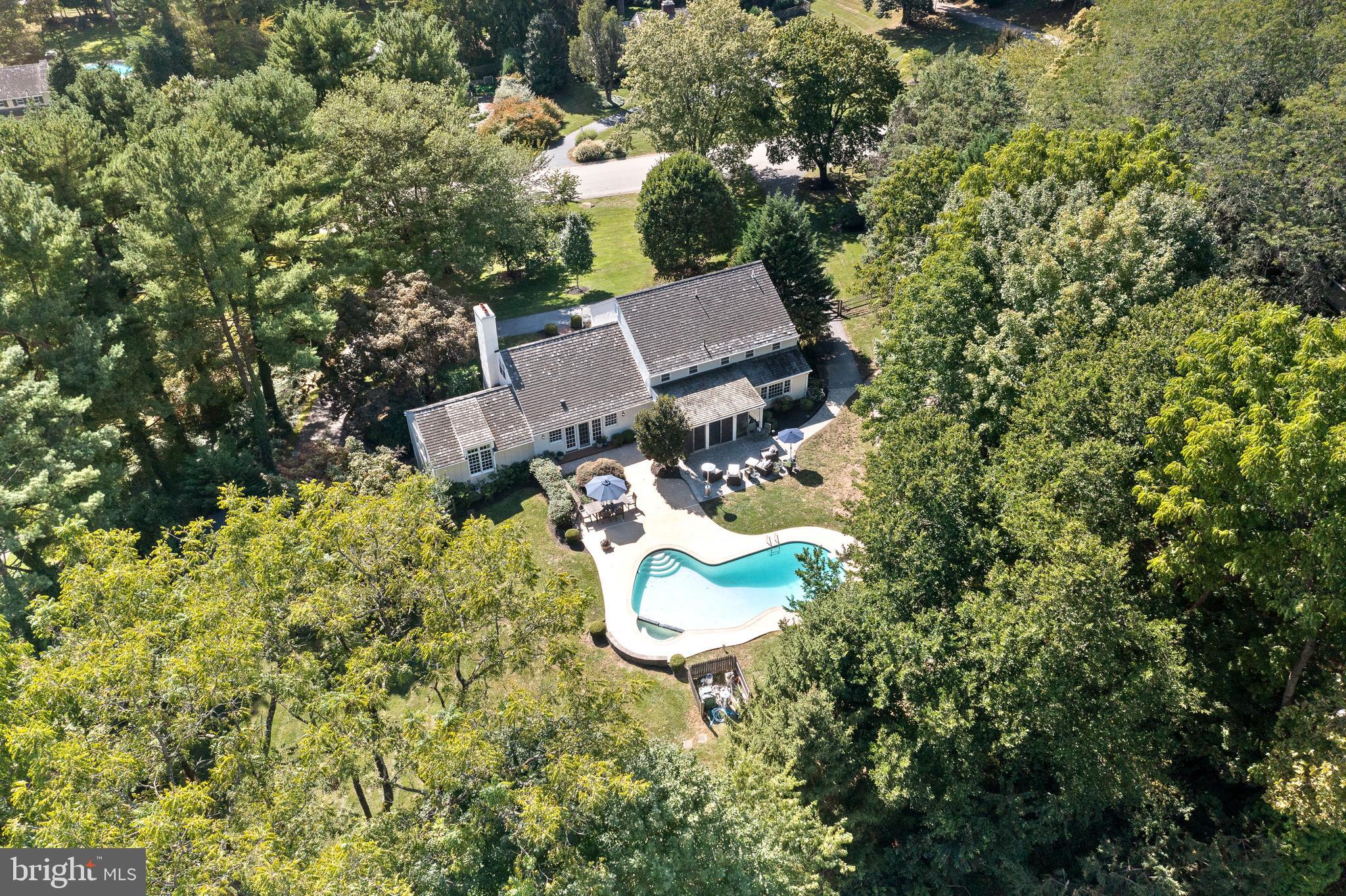 659 Clovelly LANE